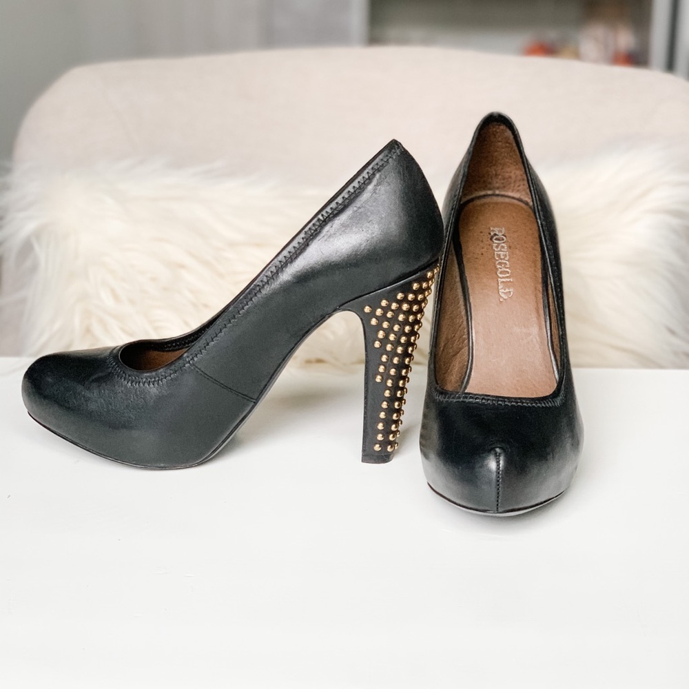 ROSEGOLD Black Pumps with Gold Accent